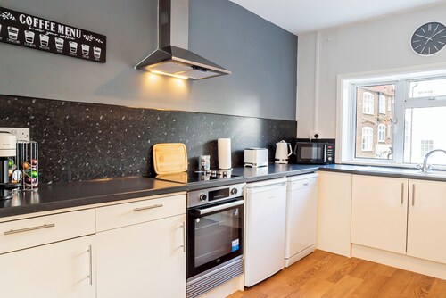 City Centre 3-Bed Apartment – Sleeps up to 8 guests, with parking included. Walking distance to the Mayflower Theatre, shops, and transport. Ideal for families, groups, or business stays.