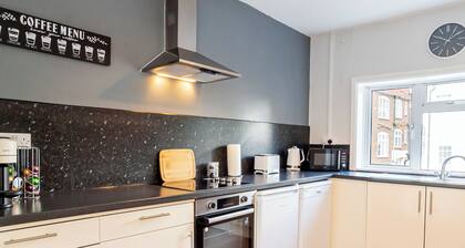 City Centre 3-Bed Apartment – Sleeps up to 8 guests, with parking included. Walking distance to the Mayflower Theatre, shops, and transport. Ideal for families, groups, or business stays.