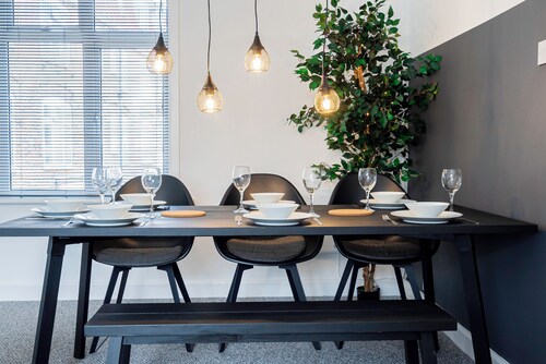 City Centre 3-Bed Apartment – Sleeps up to 8 guests, with NCP car park next door (pay for parking). Walking distance to the Mayflower Theatre, shops, and transport. Ideal for families, groups, or business stays.