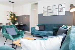 Smart TV, offices - City Centre 3-Bed Apartment – Sleeps up to 8 guests, with NCP car park next door (pay for parking). Walking distance to the Mayflower Theatre, shops, and transport. Ideal for families, groups, or business stays. (Southampton)