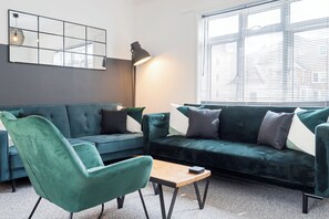 Smart TV, offices - City Centre 3-Bed Apartment – Sleeps up to 8 guests, with NCP car park next door (pay for parking). Walking distance to the Mayflower Theatre, shops, and transport. Ideal for families, groups, or business stays. (Southampton)