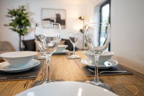 Dining - Modern and charming 2-bedroom apartment located in the heart of Shirley, just minutes from Southampton City Centre. Surrounded by top restaurants, cafés, bars, and local attractions. Ideal for weekend breaks, business trips, staycations. (Southampton)