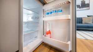 Ein offener Kühlschrank mit Wasserflaschen.