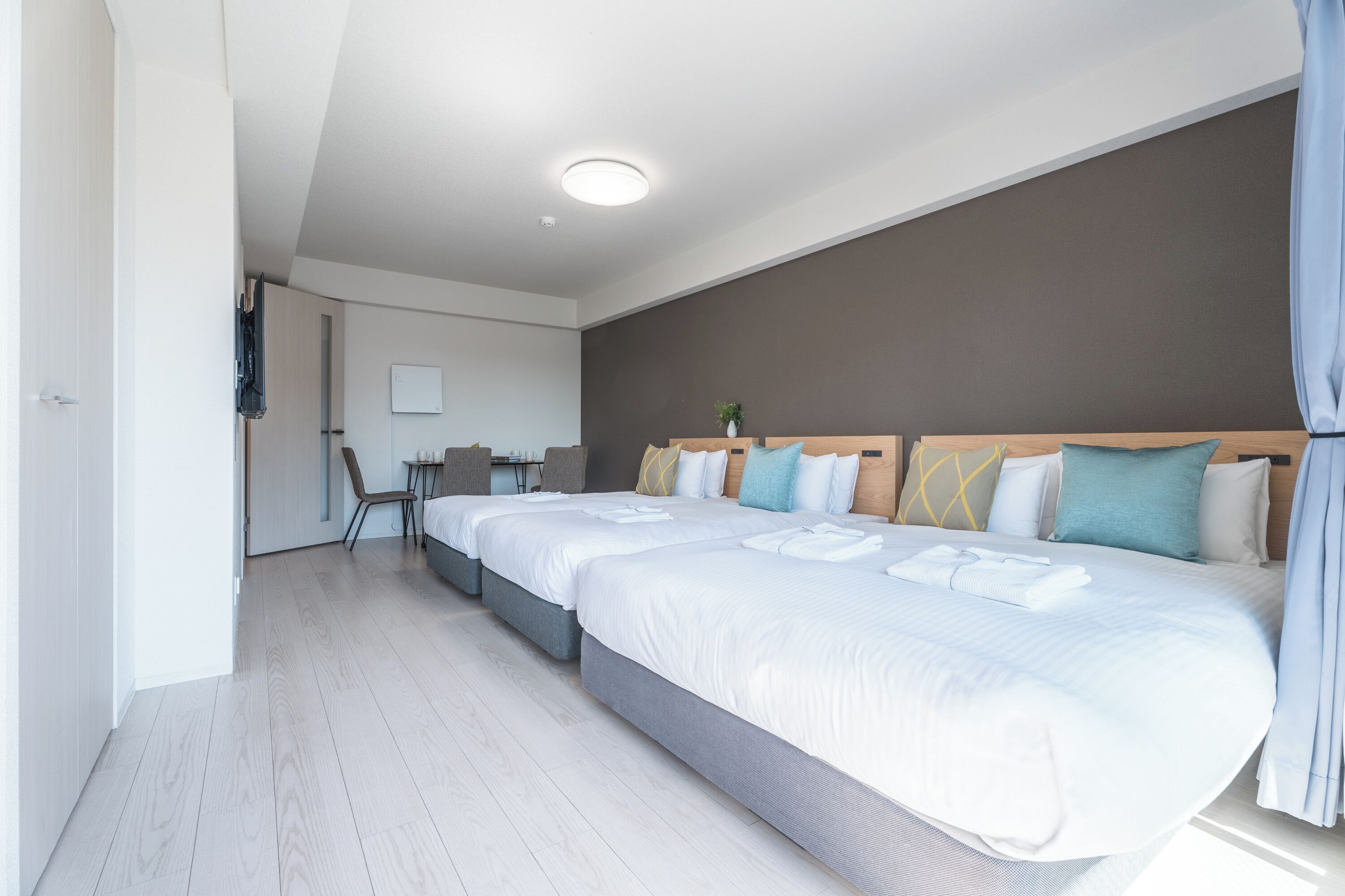 Une chambre d’hôtel avec un grand lit, un bureau et une chaise.