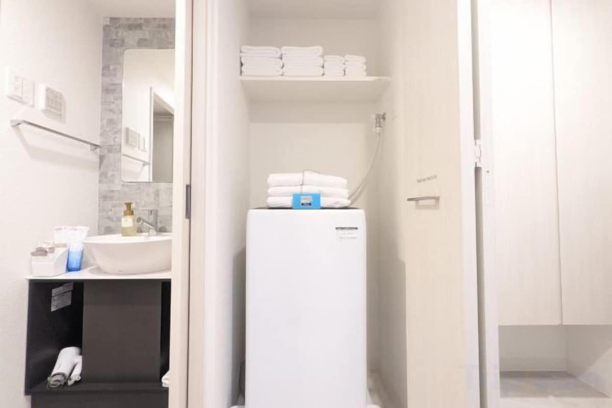 Baignoire et douche séparées, baignoire relaxante profonde