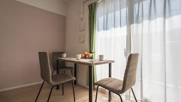 Basic Triple Room | In-room dining