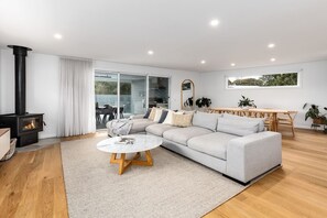 Smart TV - Newly renovated 4 bedroom home with pool. 600m to Front Beach & Shops (Rye)