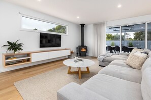 Smart TV - Newly renovated 4 bedroom home with pool. 600m to Front Beach & Shops (Rye)