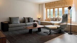 En 100-centimeters Flatskjerm-TV med Parabol-TV