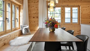 Two Bedroom Apartment | Spiseområde på rommet