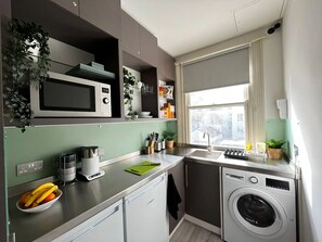 Kjøleskap, mikrobølgeovn, ovn og kokeplater