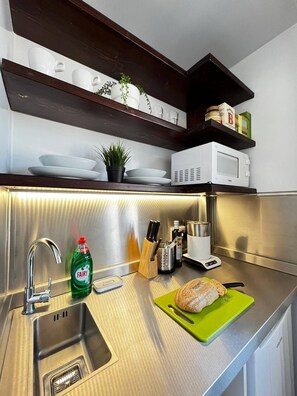 Kjøleskap, mikrobølgeovn, ovn og kokeplater