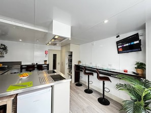 Réfrigérateur, four à micro-ondes, un four, surface de cuisson