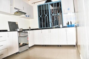 Kühlschrank, Mikrowelle, Herdplatte, Wasserkocher