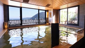 Un bain dans une source thermale avec vue sur la montagne et la mer.