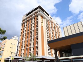 Um hotel moderno com vários andares, varandas e design arquitetônico contemporâneo.