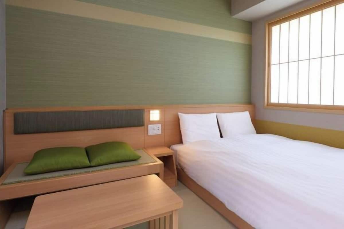 Escritorio, wifi gratis y ropa de cama 
