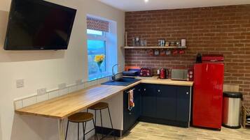 Refrigerador, microondas, cafetera/tetera, tetera/pava eléctrica