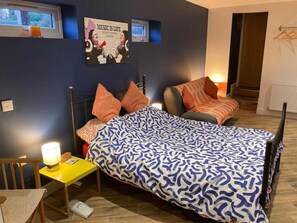 1 bedroom, free WiFi, bed sheets - The Funky Pigsty-An adventure pet friendly paradise, Situated in the Wye Valley! (Coleford)