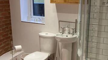 Suihku, hiustenkuivaaja, pyyhkeet, saippua