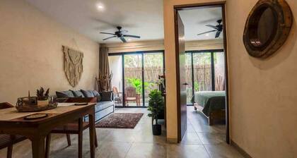 MICAELA apartment, pool, AC next to the lagoon