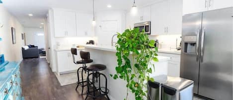 Refrigerador, microondas, horno, placa de cocina