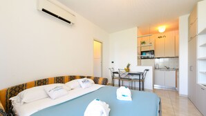 Ein Hotelzimmer mit einem Bett, einem Schreibtisch und einer Küchenzeile.