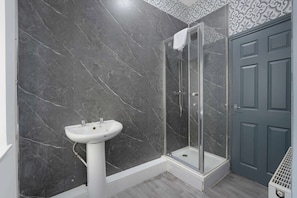 Bathroom - Elegant 5-Bed Stay for contractors by Stay With Us (Stockton-on-Tees)