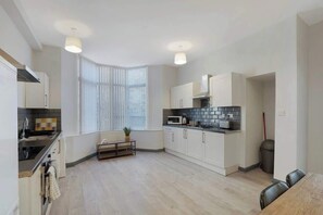 Fridge, microwave, oven, stovetop - Stockton 5BR for Contractors with Free Parking (Stockton-on-Tees)
