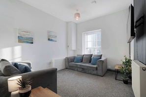 Living area - Elegant 5-Bed Stay for contractors by Stay With Us (Stockton-on-Tees)