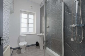 Bathtub, hair dryer, towels - Stockton 5BR for Contractors w/Free WiFi & Parking (Stockton-on-Tees)
