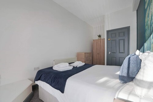 Elegant 5-Bed Stay for contractors | Sleeps 9