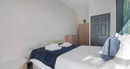 Elegant 5-Bed Stay for contractors | Sleeps 9