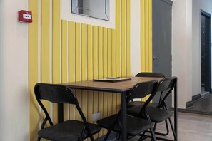 Dining - Stockton 5BR for Contractors w/Free WiFi & Parking (Stockton-on-Tees)