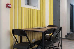 Dining - Elegant 5-Bed Stay for contractors by Stay With Us (Stockton-on-Tees)