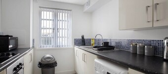 Stylish Comfort 4-Bed on Church Road, Sleeps 4