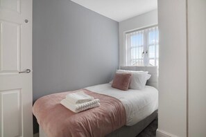 4 quartos, acesso à internet, roupa de cama