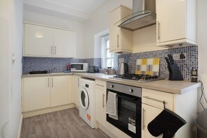 Køleskab, mikrobølgeovn, ovn, kogeplade