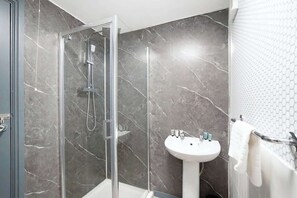 Badewanne, Haartrockner, Shampoo