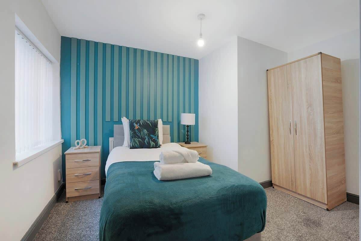 4 bedrooms, soundproofing, Internet, bed sheets