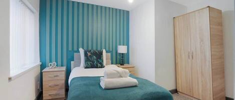 4 bedrooms, soundproofing, Internet, bed sheets