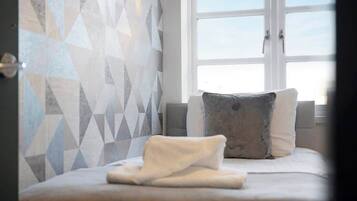 4 bedrooms, soundproofing, internet, bed sheets