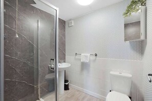 Baignoire, sèche-cheveux, serviettes fournies