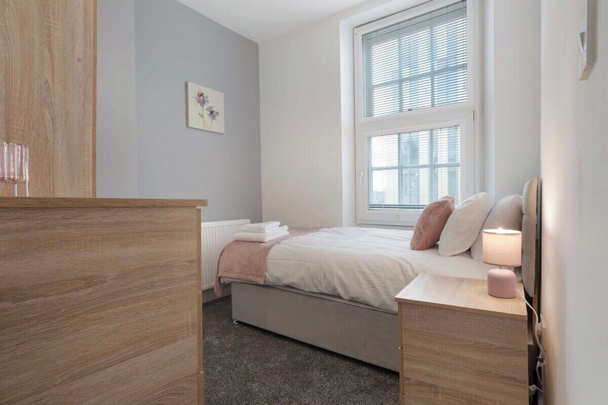 4 bedrooms, soundproofing, Internet, bed sheets