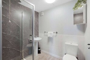 Kylpyamme, hiustenkuivaaja, pyyhkeet