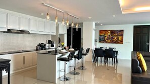 Apartment, 3 Bedrooms, Accessible, City View | Private kitchen