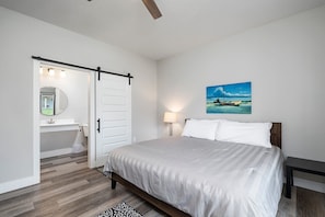 5 chambres, bureau, fer et planche à repasser, lit de bébé portatif