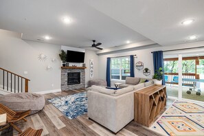 Smart TV, caminetto, tavolo da ping pong