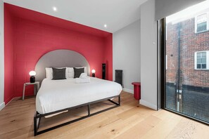 4 عدّة غرف نوم ومكتب ومكواة/لوح كي وسرير سفر