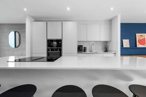 Frigorífico, microondas, horno y placa de cocina